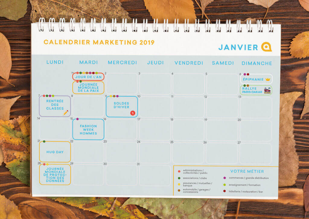 Calendrier marketing 2019 d'allmysms posé sur une table.